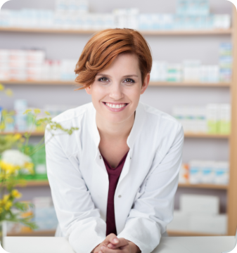Farmacevtka v lekarni, fotografija z uradne spletne strani Celjskih lekarn