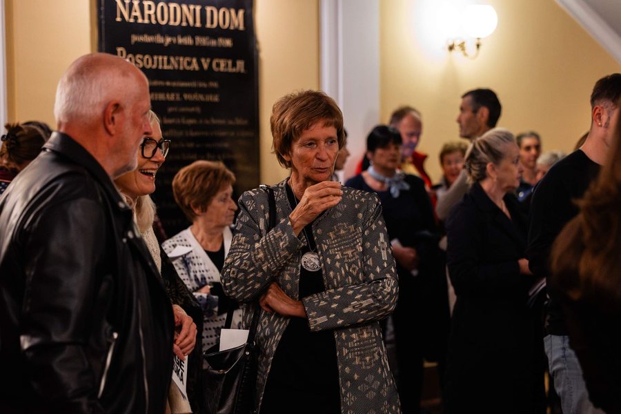 Gostje z gledališkim programom v preddverju Narodnega doma Celje.