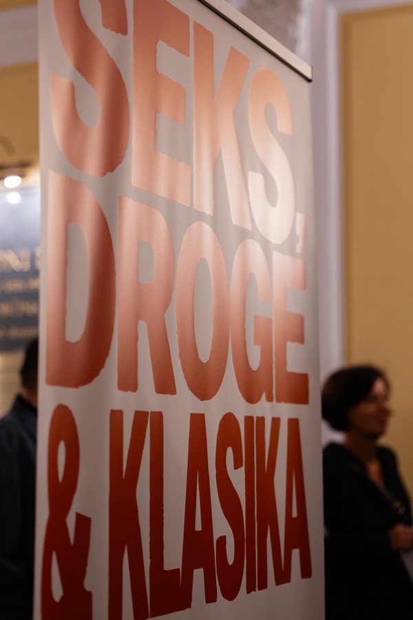 Promocijski napis predstave Seks, droge & klasika v preddverju Narodnega doma Celje.