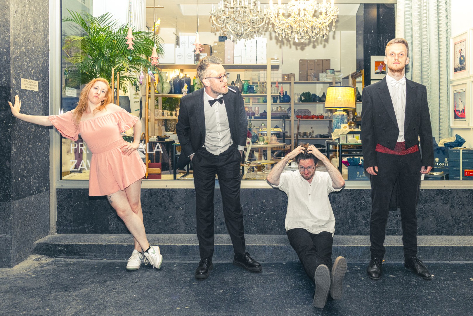 Seks, droge & klasika — skupinska promocijska fotografija 01